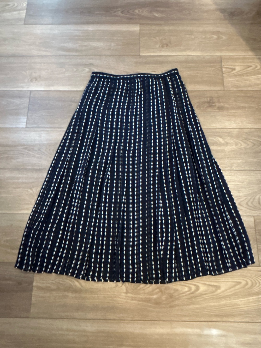 NWT Ann Taylor Black White Geometric Pleated Midi Skirt Size 6